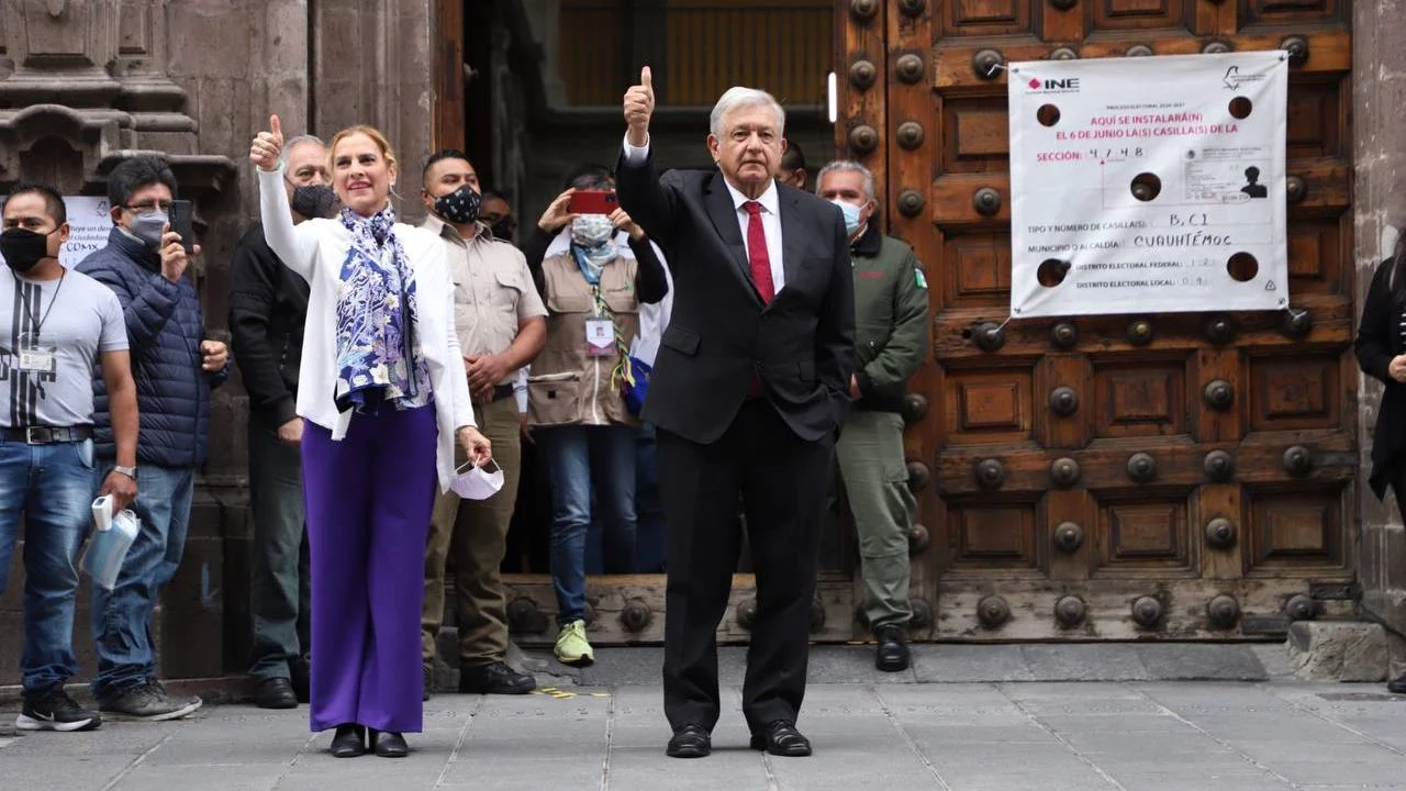 López Obrador emite su voto